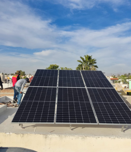 Paneles solares al atardecer